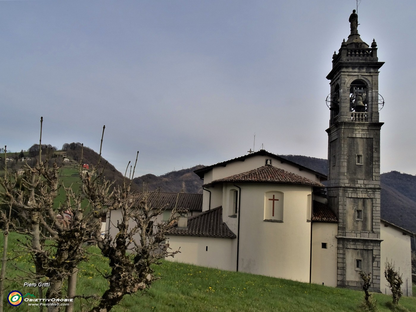 71 Chiesa di Miragolo vista dalla salita al cimitero.JPG